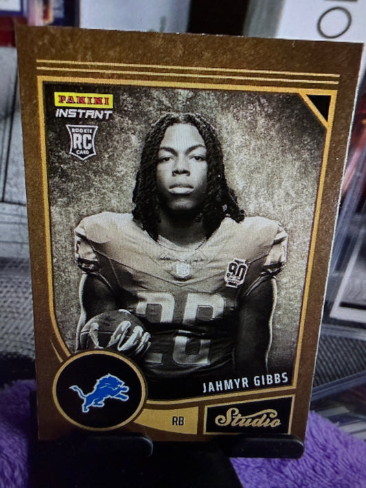 Jahmyr Gibbs Rookie Card – 1/370 First Off the Line (Panini Instant Studio – Detroit Lions)